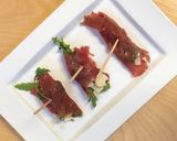 Foto del paso 3 de la receta Entrante de Navidad: rulo de carpaccio de ternera con mahonesa de pera