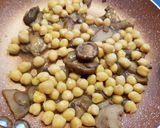 Foto del paso 2 de la receta Ensalada de garbanzos y setas con salsa de nueces, mostaza y miel