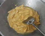 Foto langkah ke 4 dari resep Tumis sosis saus tiram.