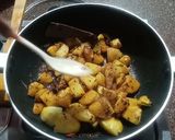 A picture of step 5 of Khatti meethi Aam aloo ki sabji.