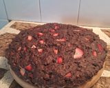 Foto del paso 7 de la receta: Torta de chocolate, avena y frutillas sin azúcar 🍓🍓🍫