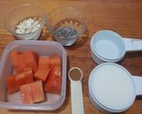 A picture of step 1 of Papaya Smoothie with Oats and Chia.
