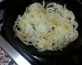 Foto del paso 6 de la receta: Huevos escalfados sobre una base de patatas, cebolla y tomate