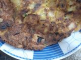 Tortilla de papas con hierbas aromáticas. Chuletas de cerdo