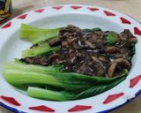 Foto langkah ke 5 dari resep Pokcoy Siram Jamur Kancing.
