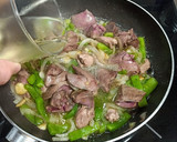 Foto del paso 3 de la receta: Higaditos encebollados con pimientos