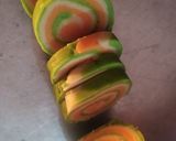 तिरंगे पिनव्हील कुकीज़ (Tiranga Pinwheel Cookies Recipe in Hindi) रेसिपी चरण 6 फोटो