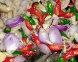Foto langkah ke 3 dari resep Tumis Pedas Kulit Ayam (Bumbu Iris).