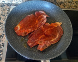 Foto del paso 3 de la receta: Chuletas aguja de cerdo al horno con patatas