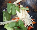 Foto langkah ke 2 dari resep Mie Instan (Mix Sayur + Enoki).