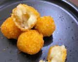 Foto langkah ke 4 dari resep Bola Kentang isi Keju.