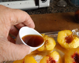 Foto del paso 1 de la receta: Melocotones rojos con vino moscatel a la vainilla