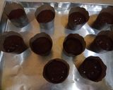 Foto langkah ke 4 dari resep Chocolate Muffin Flower Bouquet Cake.