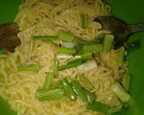 Foto langkah ke 3 dari resep Omelete Mie Instan 🍝.