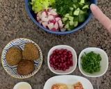 صورة لخطوة 1 من وصفة سلطة فلافل مع جبنة حلوم