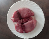Foto del paso 1 de la receta: Bonito fresco encebollado fácil y ensalada de pimientos asados