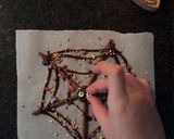 Foto del paso 3 de la receta: Telaraña viviente (Mikados con chocolate y lacasitos) - Adviento Halloween