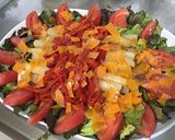 Une image de l'étape 10 de Salade d'asperges aux poivrons, tomates, laitue rouge et mimolette.