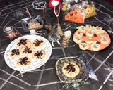 Foto del paso 3 de la receta: Pizzetas Terroríficas con Arañas de Aceitunas Negras
