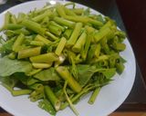 รูปขั้นตอนการทำที่ 2 ของ ผัดพริกแกงผักบุ้งไก่