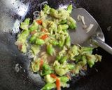 Foto langkah ke 4 dari resep Tumis Bunga Turi Putih.