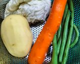 Foto langkah ke 1 dari resep Kare Ayam dan Sayuran.
