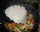 Foto del paso 15 de la receta: Noodles de arroz salteados con pollo
