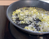 Foto del paso 3 de la receta: Tintorera en salsa, con setas