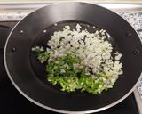 Foto del paso 2 de la receta Arroz negro de calamares en su tinta (conserva)
