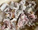 รูปขั้นตอนการทำที่ 2 ของ หมูสไลด์ผัดกระเทียม น้ำคลุกคลิก