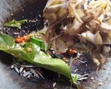 Foto langkah ke 4 dari resep Tumis Jantung Pisang Pedas.