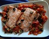 Foto del passaggio 5 della ricetta Salmone al forno con pomodori, olive e capperi