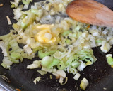 Foto del paso 1 de la receta: Huevos rotos con gulas y puerro