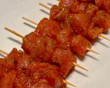 Une image de l'étape 3 de Salade de jeunes pousses d’épinards au curry et à l’ail accompagnée de mini brochettes de dinde.