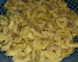 Foto del paso 1 de la receta: Tortellinis de carne guisada con salsa de verduras😋