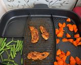 Foto langkah ke 5 dari resep Grilled Chicken with Veggies - Ayam Panggang dengan Sayur Tanpa Oven.