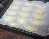 Foto del paso 8 de la receta: Empanadillas de merluza, gambas, palitos de cangrejo y huevo duro al horno con ensalada