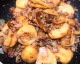 Hình bước làm 4 của món Thịt heo xào khoai tây cháy hành