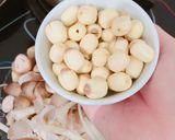 Hình bước làm 3 của món Cháo nấm hầm sen