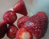 Foto del paso 1 de la receta: Licuado de banana frutilla y leche