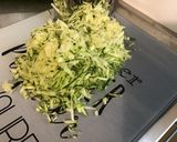 Une image de l'étape 2 de Salade de tomates, concombre et courgette au jambon cru.