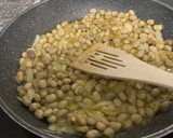 Foto del paso 1 de la receta: Tortilla de patatas y habitas baby