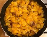 Hagymás - kolbászos - sajtos krumpli Mark módra recept fázis 4 fotója
