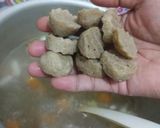 Foto langkah ke 5 dari resep Sup ayam bakso bening.