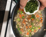 Foto del paso 3 de la receta: Nidos de huevo y sofrito de champiñones espárragos y zanahoria