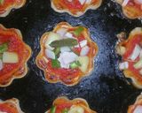 صورة لخطوة 3 من وصفة بيتزا الوردة بالعجينة المورقة 😋😋😋😋😋😋شحال بنييية