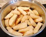 Hình bước làm 2 của món Trứng Cút Kho Nấm Đùi Gà
