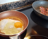 Foto del paso 3 de la receta: Bacon y huevo frito