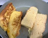 Hình bước làm 1 của món French toast - 2 Cách ăn sandwich với dâu tây cho bữa sáng nhanh gọn