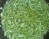 Foto langkah ke 2 dari resep Tumis Pare Belut Ikan Asin.